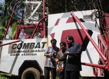 Direktur Utama Telkomsel Sarwoto Atmosutarnoi mencek kesiapan Combat Telkomsel di Nuisa Dua, Bali