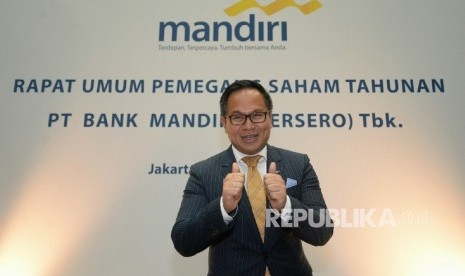 Direktur Utama terpilih Bank Mandiri Kartika Wirdjoatmodjo memberikan keterangan usai pelaksanaan Rapat Umum Pemegang Saham Tahunan 2016 di Jakarta, Senin (21/3).