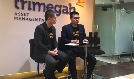 Direktur Utama Trimegah AM Antony Dirga (kiri) dan Head of Fixed Income Trimegah AM Darma Yudha dalam acara peluncuran Trimegah Dana Tetap Syariah, Kamis (5/12).