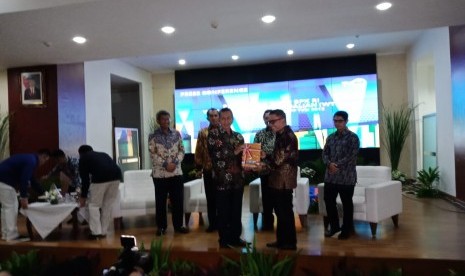 Direktur Utama TVRI Helmy Yahya (kanan, berkacamata) saat menerima opini Wajar Tanpa Pengecualian (WTP) dari Badan Pemeriksa Keuangan (BPK), di Gedung TVRI, Senayan, Jakarta, Senin (17/6). 