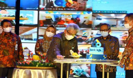 Direktur Utama Yuddy Renaldi memotong tumpeng dalam peringatan HUT Bank BJB ke-60 di gedung bjb Sport and Creative Center, Kota Bandung, Kamis (20/5).