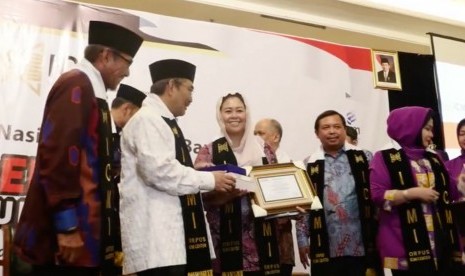 Direktur Wahid Foundation Yenny Wahid (ketiga kiri)