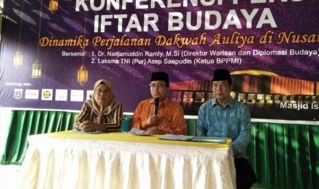 Direktur Warisan dan Diplomasi Budaya, Nadjamuddin Ramly (tengah) bersama dengan Ketua BPPMI, Asep Saepudin (kanan) dalam konferensi pers Ifthar Budaya di Masjid Istiqlal, Selasa (21/5).