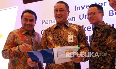 Direktur Wholesale Banking Bank Mandiri Royke Tumilaar (tengah) bersama, Senior EVP Corporate Transformation Bank Mandiri Agus Dwi Handaya (kiri) , dan Dirut Mandiri Sekuritas Silvano Rumantir berbincang usai investor gathering penerbitan obligasi Bank Mandiri di Jakarta, Senin (8/5).