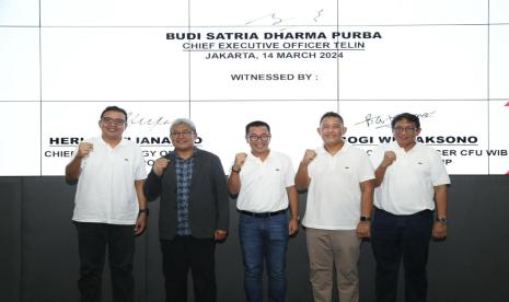 Direktur Wholesale & International Service Telkom, Bogi Witjaksono (kedua dari kanan); Direktur Network & IT Solution Telkom, Herlan Wijanarko (kedua dari kiri); CEO Telin, Budi Satria Dharma Purba (tengah); CFRO Telin Doni Andriansyah (paling kiri) dan CTO Telin Akhmad Ludfy (paling kanan) saat peresmian Telin Operation and Command Center (TOCC) beberapa waktu lalu.