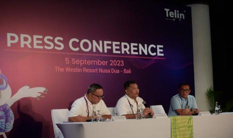 Direktur Wholesale & International Service Telkom, Bogi Witjaksono (tengah) didampingi Chief Executive Officer Telkom Indonesia Internasional (Telin) Budi Satria Dharma Purba (kanan) dan SVP Corporate Communication & Investor Relation Telkom Ahmad Reza (kiri) selaku moderator pada press conference Bali Annual Telkom International Conference (BATIC) 2023, di The Westin Resort Nusa Dua Bali, Selasa (5/9/2023).