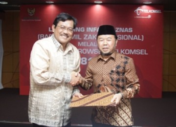 Direktur Utama Telkomsel menyerahkan hasil infaq Ramadhan 2009 ke Ketua Umum Baznas Didin Hafifuddin