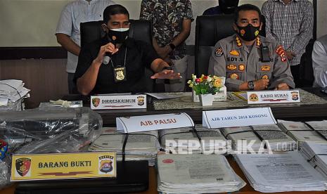 Direskrimum Polda Banten Kombes Pol Matri Sonny (kiri) didampingi Kabid Humas Kombes Pol Edy Sumardi (kanan) menunjukan barang bukti sejumlah dokumen kepemilikan tanah palsu saat ekspos kasus di Mapolda Banten, Serang, Banten, Kamis (29/4/2021). Jajaran Satgas Pemberantasan Mafia Tanah Polda Banten berhasil mengungkap pembuatan 656 Akta Jual Beli (AJB) dan Akta Hibah Palsu yang dilakukan tersangka DS pegawai honorer di Kantor Kecamatan Pabuaran, Kabupaten Serang selama tahun 2016 - 2019. 