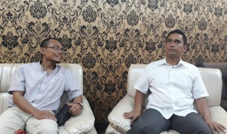 Direskrimum Polda NTB Kombes Pol Irwan Anwar (kanan) menyampaikan perkembangan kasus penghinaan Gubernur NTB TGH Muhammad Zainul Majdi kepada Koordinator Tim Pembela Gerakan Pribumi Berdaulat Abdul Hadi Muchlis di Mapolda NTB, Rabu (26/4).  