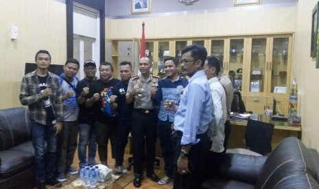 Dirigen Viking Persib Yana Umar (keempat kiri) saat bertemu dengan Kapolrestabes Bandung Kombes Pol Hendro Pandowo membahas kasus video candaan pemain Persija.