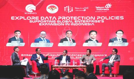  Dirjen Aptika Kemenkominfo Semuel Abrijani Pangerapan (dua dari kiri) dan Direktur Group Business Development Telkom Honesti Basyir (tengah) saat menjadi panelis dalam sesi diskusi panel yang digelar NeutraDC bersama KBRI Singapura bertajuk “Explore Data Protection Policies Supporting Global Enterprise’s Expansion in Indonesia” di KBRI Singapura, Jumat (7/6/2024).