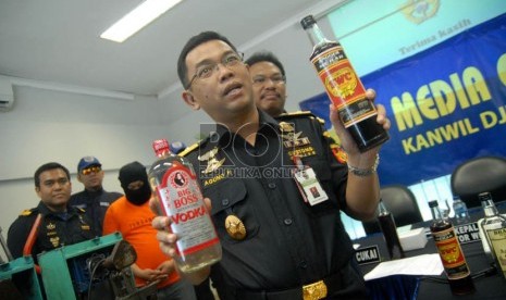  Dirjen Bea Cukai Agung Kuswandono menunjukkan botol minuman keras hasil sitaan operasi terpadu di kantor Direktorat Jenderal Bea dan Cukai Kanwil Jakarta, Kemayoran, Jakarta Pusat, Rabu (10/10).  (Agung Fatma Putra)