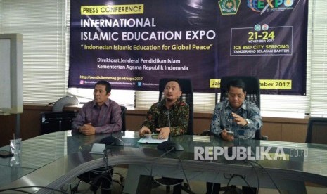  Dirjen pendidikan Islam Kemenag, Prof Kamaruddin Amin (paling kanan) melakukan konferensi pers terkait kegiatan Pameran Pendidikan Islam Internasional di Gedung Kemenag, Rabu (15/11). Pameran ini akan digelar di Indonesia Convention Exhibition (ICE), BSD City, Tangerang Selatan, Banten pada 21-24 November 2017.