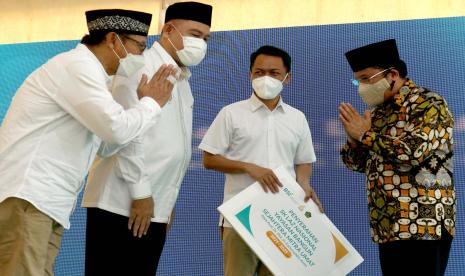 Dirjen Bimbingan Masyarakat Islam Kementerian Agama Kamaruddin Amin (kanan) berbincang dengan Direktur Eksekutif Yayasan BSMU Sukoriyanto Saputro (kiri), Ketua Umum Pengurus Yayasan Bangun Sejahtera Mitra Umat (BSMU) Suhendar (kedua kanan), dan Pembina Yayasan BSMU Abdullah Firman Wibowo (kedua kiri) setelah menyerahkan Surat Keputusan (SK) Lembaga Amil Zakat skala Nasional kepada Yayasan BSMU di Parung, Kabupaten Bogor, Jawa Barat, Jumat (12/11/2021). Yayasan BSMU yang merupakan mitra strategis dari PT Bank Syariah Indonesia Tbk (BSI) berkomitmen untuk mengoptimalkan potensi penghimpunan dan pengelolaan dana zakat serta donasi sosial secara nasional.