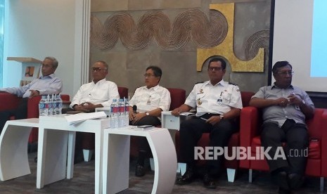 Dirjen Bina Konstruksi Kementerian Pekerjaan Umum dan Perumahan rakyat (PUPR) Syarief Burhanuddin (tengah), Direktur Utama PT Waskita Karya M Choliq (pertama dari kiri), DirekturU tama PT Adhi Karya Budi Harto (kedua dari kiri), Dirjen Perkeretaapian Kemenhub Zulfikri (kedua dari kanan), dan Deputi Bidang Usaha Konstruksi Kementerian BUMN Ahmad Bambang (paling kanan) menyampaikan hasil evaluasi audit proyek infrastruktur layang di Kementerian PUPR, Rabu (28/2).