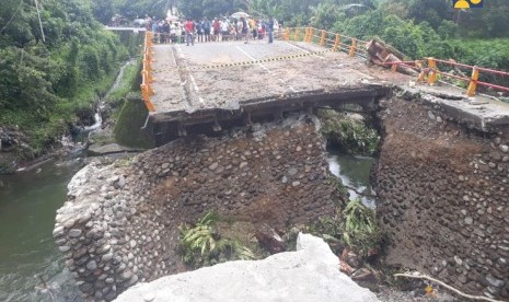 Dirjen Bina Marga Kementerian PUPR Sugiyartantosaat meninjau proses perakitan jembatan sementara bersama Gubernur Sumbar Irwan Prayitno, Rabu, (12/12).   