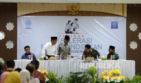 Dirjen Dikdasmen Kemendikbud Hamid Muhammad, Mendikbud Muhadjir Effedy, Ketua Umum PP Muhammadiyah Haedar Nashir, Wagub Maluku Zeth Sahuburua, dan Ketua PWM Abdul Haji Latua (dari kiri) saat Seminar Pendidikan pada Tanwir Muhammadiyah di Islamic Center Amb