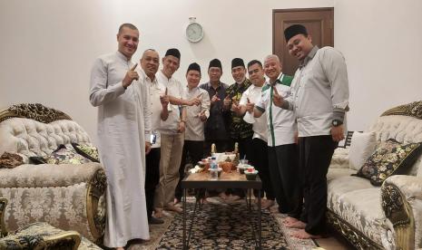 Dirjen Haji Hilman Latief, Kepala BPKH Anggito Abimanyu dan Ali Ridho dari Komisi VIII DPR RI menerima usulan Forum SATHU tekait kuota haji. Usulan disampaikan di markas GAPHURA (Gabungan Perusahaan Haji dan Umrah Nusantara) di Roemah 126 Condet, Jakarta, Sabtu (9/4).