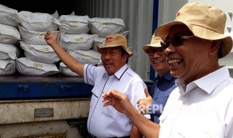 Dirjen Hortikultura Kementerian Pertanian Spudnik Sujono (kemeja putih) mengunjungi pabrik benih hortikultura PT East West Indonesia, di Desa Benteng, Kecamatan Campaka, Purwakarta, Kamis (21/12).