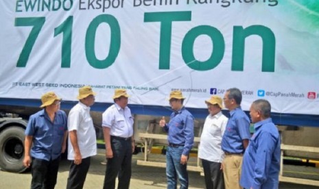 Dirjen Hortikultura Kementerian Pertanian Spudnik Sujono (ketiga kiri) didampingi Managing Director PT East West Seed Indonesia (Ewindo) Glenn Pardede (keempat kanan) bersama jajaran direksi melepas truk pengangkut 710 ton benih kangkung untuk diekspor, di Purwakarta, Jawa Barat, Kamis (21/12). 