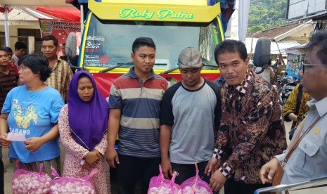 Dirjen Hortikultura Suwandi melihat kualitas bawang putih dalam kegiatan operasi pasar