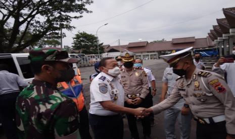 Dirjen Hubdar Budi Setiyo saat berbicara dengan penumpang bus di ruang tunggu eksekutif Terminal Bulupitu Purwokerto, Sabtu (16/4/2022). Dirjen Perhubungan Darat Kemenhub melakukan sidang di Terminal Bulupitu Purwokerto.