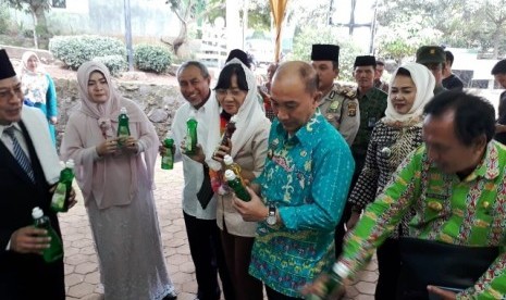 Dirjen IKMA Kemenprin Gati Wibawaningsih meninjau produk santripreneur Ponpes Ushuluddin