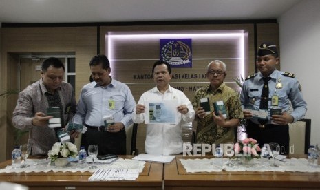 Dirjen Imigrasi Ronny F Sompie (tengah) didampingi jajaran petugas Imigrasi Bandara Soekarno-Hatta.