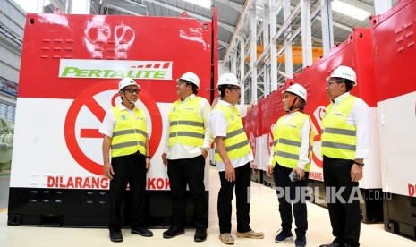 Dirjen Industri Logam, Mesin, Alat Transportasi dan Elektronika Kementrian Perindustrian Harjanto (kanan) bersama Dirut Pertamina Nicke Widyawati (kedua kanan), Dirut Barata Indonesia Fajar Harry Sampurno (ktengah) dan Dirut Krakatau Steel Silmy Salim (kedua kiri) serta Direktur Megaproyek Pengelolahan dan Petrokimia Pertamina Ignatius Tallulembang (kiri) mengunjungi galeri projek pengembangan kilang Pertamina sebelum penandatangan komitmen bersama di Workshop Barata Indonesia, Gresik, Jawa Timur, Senin (20/1/2020).