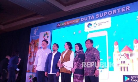 Dirjen Informasi dan Komunikasi Publik Kominfo Niken Widiastuti (tengah) secara resmi meluncurkan Kompetisi dan Aplikasi Duta Suporter Indonesia untuk Asian Games 2018 di Hotel Millenium, Jakarta, Selasa (10/7).