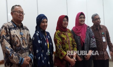  Dirjen Kesehatan Masyarakat Kemenkes Kirana Pritasari (tengah berkerudung  merah) usai mengisi temu media mengenai Hari Gizi Nasional 2019, di  Jakarta, Jumat. 