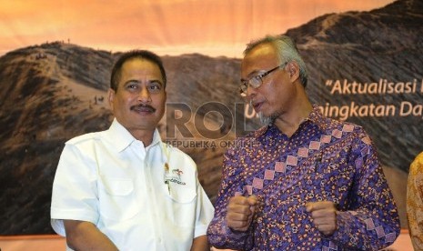 Dirjen Konservasi SDA dan Ekosistem Tachrir Fathoni (kanan), Menteri Pariwisata Arif Yahya (kiri) berbincang saat akan melakukan penandatanganan kerjasama di Jakarta, Selasa (27/10).