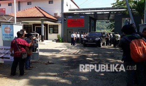 Dirjen Lapas Kemenkum HAM Sri Puguh Utami meninjau kondisi lembaga pemasyarakatan di Nusakambangan Kabupaten Cilacap, Sabtu (12/5). Peninjauan dilakukan pasca pemindahan napi teroris Rutan Makobrimob setelah terjadinya insiden di rutan tersebut.