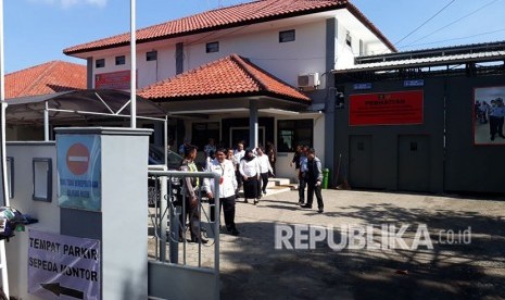 Dirjen Lapas Kemenkum HAM Sri Puguh Utami meninjau kondisi lembaga pemasyarakatan di Nusakambangan Kabupaten Cilacap, Sabtu (12/5). Peninjauan dilakukan pasca pemindahan napi teroris Rutan Makobrimob setelah terjadinya insiden di rutan tersebut.