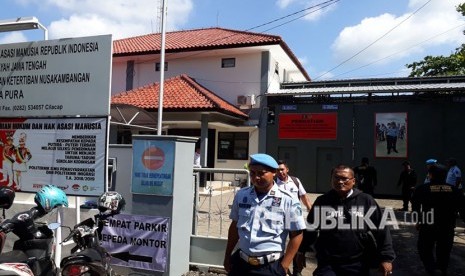 Dirjen Lapas Kemenkum HAM Sri Puguh Utami meninjau kondisi lembaga pemasyarakatan di Nusakambangan Kabupaten Cilacap, Sabtu (12/5). Peninjauan dilakukan pasca pemindahan napi teroris Rutan Makobrimob setelah terjadinya insiden di rutan tersebut.