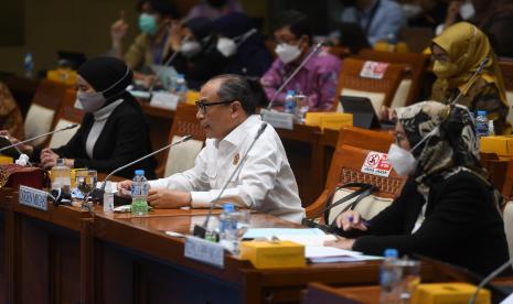 Dirjen Migas Kementerian ESDM Tutuka Ariadji (tengah) didampingi Dirut Pertamina Nicke Widyawati (kiri) dan Kepala BPH Migas Erika Retnowati (kanan) memberikan paparan saat mengikuti rapat dengar pendapat dengan Komisi VII DPR di Kompleks Parlemen, Senayan, Jakarta, Selasa (29/3/2022). Rapat tersebut membahas dampak kenaikah harga minyak mentah dunia terhadap harga dan penyaluran BBM di dalam negeri.