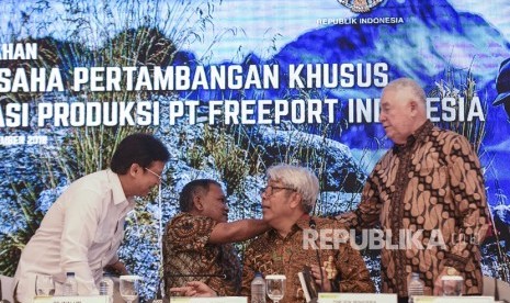 Dirjen Mineral dan Batubara Kementerian ESDM Bambang Gatot (kedua kanan) berbincang bersama Sekjen Kementerian ESDM Ego Syahrial (kedua kiri), CEO Freeport McMoRan Richard Adkerson (kanan) dan Dirut PT Inalum Budi G Sadikin (kiri) seusai penyerahan Izin Usaha Pertambangan Khusus Operasi Produksi (IUPK) kepada PT Freeport Indonesia di Kementerian ESDM, Jakarta, Jumat (21/12/2018).