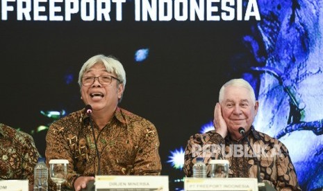 Dirjen Mineral dan Batubara Kementerian ESDM Bambang Gatot (kiri) bersama CEO Freeport McMoRan Richard Adkerson (kanan) memberikan keterangan pers seusai penyerahan Izin Usaha Pertambangan Khusus Operasi Produksi (IUPK) kepada PT Freeport Indonesia di Kementerian ESDM, Jakarta, Jumat (21/12/2018). 