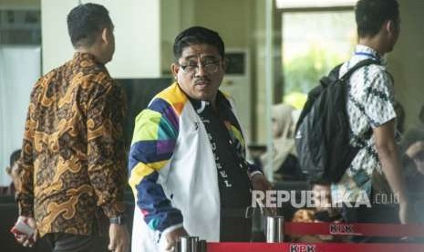 Dirjen Otonomi Daerah Kementerian Dalam Negeri Soni Sumarsono (tengah) bersiap menjalani pemeriksaan di gedung KPK, Jakarta, Kamis (9/8).