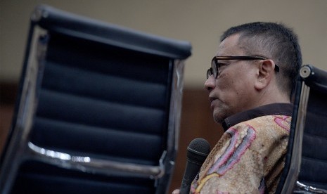 Dirjen Pajak Ken Dwijugiasteadi memberikan kesaksian dalam sidang kasus suap pajak dengan terdakwa Handang Soekarno di Pengadilan Tipikor, Jakarta, Rabu (31/5). 