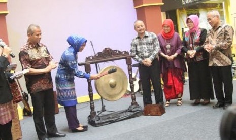 Dirjen Pemasaran Pariwisata Kementerian Pariwisata, Esthy Reko Astuti (memukul gong) saat meluncurkan ajang The 3rd Musi Triboatton 2014