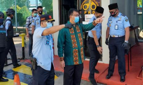 Dirjen Pemasyarakatan Kemenkumham, Reinhard Silitonga didampingi Kepala Lapas Narkotika Cipinang, Oga Darmawan.