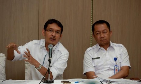  Dirjen Pembangunan dan Pemberdayaan Masyarakat Desa Kementerian Desa, Pembangunan Daerah Tertinggal, dan Transmigrasi Erani Yustika (kiri) didampingi Direktur Pemberdayaan Masyarakat Desa Kemendes PDTT Taufik Madjid memberikan keterangan pers terkait mekan