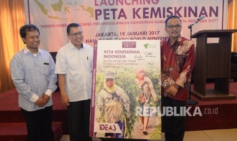 Dirjen Penanganan Fakir Miskin Kemensos Andi ZA Dulung (tengah), Direktur Utama Dompet Dhuafa Filantropi Imam Rulyawan (kanan), dan Direktur Eksekutif Development and Islamic Studies (IDEAS) Yusuf Wibisono saat peluncuran buku Peta Kemiskinan Indonesia, Ja