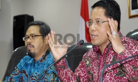 Dirjen Pendidikan Islam Departeman Agama Prof Phil Kamaruddin Amin (kanan) didampingi Kasubdit Pendidikan Pesantren Dr Ainur Rofiq, memberikan keterangannya pada acara konpers dalam rangka deklarasi hari santri, di Jakarta, Senin (19/10).