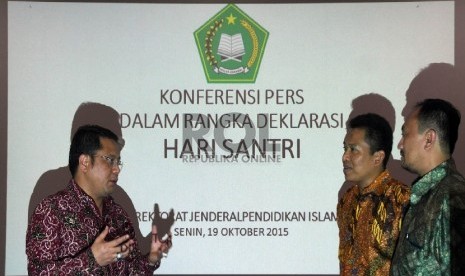 Dirjen Pendidikan Islam Departeman Agama Prof Phil Kamaruddin Amin (kiri) berbincang dengan Direktur Madrasah Prof Phil Nurcholis Satiawan (kedua kanan) dan Sesditjen Pendis Prof M Ishum Yusqi, usai acara konpers dalam rangka deklarasi hari santri, di Jaka