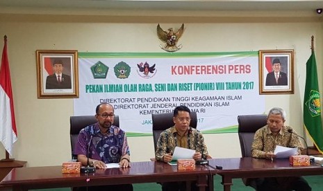 Dirjen Pendis Kemenag, Kamarudin Amin (tengah)