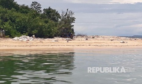 Tumpahan 50 ton lemak sawit di Teluk Bayur, Padang, hingga Selasa (3/10) masih ditemukan endapan lemak sawit di sejumlah pulau di Perairan Teluk Bayur dan Bungus Teluk Kabung, Padang.