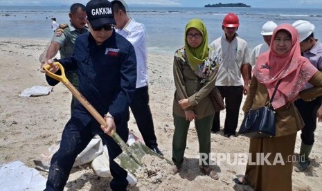 Dirjen Penegakan Hukum Kementerian Lingkungan Hidup dan Kehutanan (KLHK) melakukan inspeksi atas tumpahan 50 ton lemak sawit di Teluk Bayur, Padang pekan lalu. Hasilnya, hingga Selasa (3/10) masih ditemukan endapan lemak sawit di sejumlah pulau di Perairan Teluk Bayur dan Bungus Teluk Kabung, Padang.