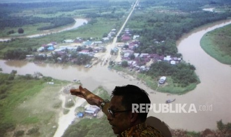   Dirjen Penegakan Hukum Lingkungan dan Kehutanan Rasio Ridho Sani menujukkn lokasi penyekapan pada layar proyektor saat memberikan keterangan pers terkait penyanderaan terhadap Penyidik Pegawai Negeri Sipil (PPNS) dan Polisi Kehutanan (Polhut) 